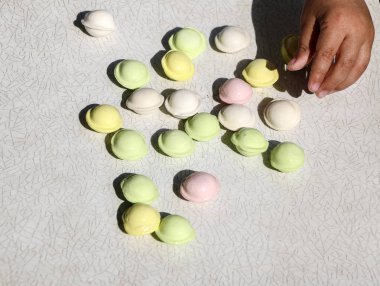 çocukların elleri şenlik lişme için çok renkli küçük pelmeni yapıyoruz.