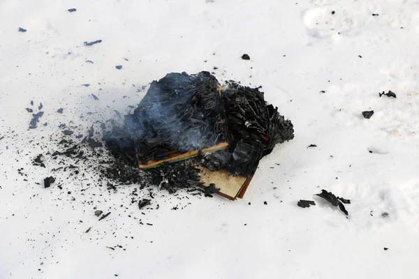 Libro bruciante nella neve. pagine con il testo in libro aperto bruciano con fiamma luminosa . — Foto Stock
