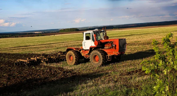 Ciągnik Orał Bronił Ziemię Dużym Polu Słoneczny Wiosenny Dzień Przygotowanie — Zdjęcie stockowe