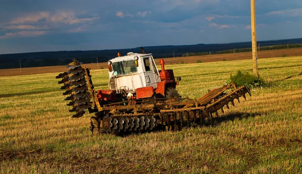 Traktor Orá Obdělává Půdu Velkém Poli Slunečného Jarního Dne Příprava — Stock fotografie