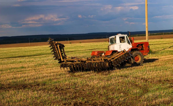 Trattore Aratura Erpice Terreno Grande Campo Una Giornata Sole Primaverile — Foto Stock