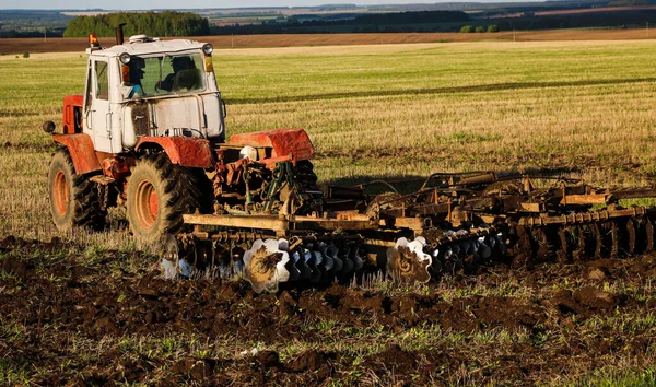 Трактор Орає Боронить Землю Великому Полі Сонячний Весняний День Підготовка — стокове фото