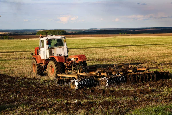 Ciągnik Orał Bronił Ziemię Dużym Polu Słoneczny Wiosenny Dzień Przygotowanie — Zdjęcie stockowe