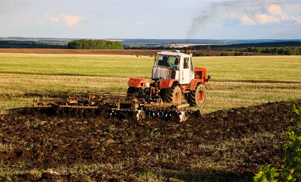 Трактор Орає Боронить Землю Великому Полі Сонячний Весняний День Підготовка — стокове фото