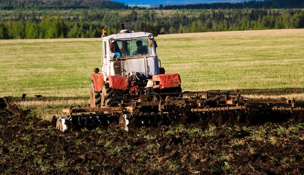 Tractor Araña Arrasa Tierra Campo Grande Día Soleado Primavera Preparar — Foto de Stock