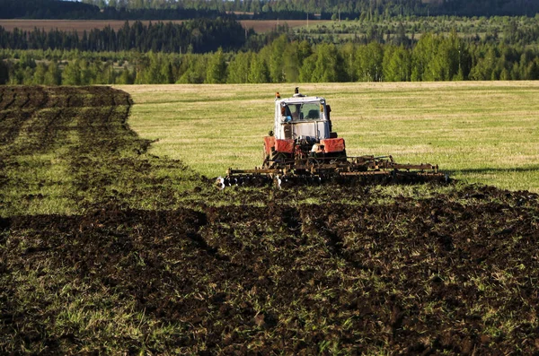 Трактор Орає Боронить Землю Великому Полі Сонячний Весняний День Підготовка — стокове фото