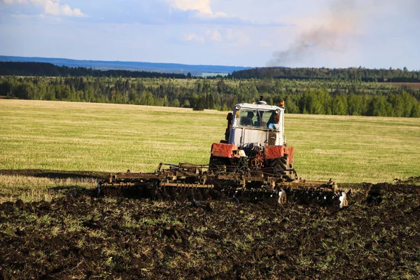 Traktorn Plöjer Och Harvar Marken Ett Stort Fält Solig Vårdag — Stockfoto