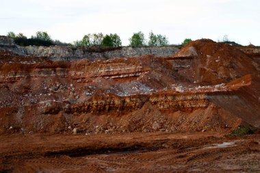 Toprağın jeolojik çalışmalarından sonra yer altındaki kil taş ocaklarının çeşitli katmanlarının dokuları. Toprağın bir bölümünde renkli kil ve taş katmanları, farklı kaya oluşumları ve toprak katmanları..