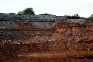 Toprağın jeolojik çalışmalarından sonra yer altındaki kil taş ocaklarının çeşitli katmanlarının dokuları. Toprağın bir bölümünde renkli kil ve taş katmanları, farklı kaya oluşumları ve toprak katmanları..