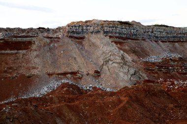 Toprağın jeolojik çalışmalarından sonra yer altındaki kil taş ocaklarının çeşitli katmanlarının dokuları. Toprağın bir bölümünde renkli kil ve taş katmanları, farklı kaya oluşumları ve toprak katmanları..