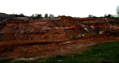 Toprağın jeolojik çalışmalarından sonra yer altındaki kil taş ocaklarının çeşitli katmanlarının dokuları. Toprağın bir bölümünde renkli kil ve taş katmanları, farklı kaya oluşumları ve toprak katmanları..