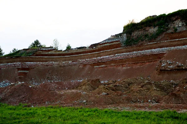 Toprağın jeolojik çalışmalarından sonra yer altındaki kil taş ocaklarının çeşitli katmanlarının dokuları. Toprağın bir bölümünde renkli kil ve taş katmanları, farklı kaya oluşumları ve toprak katmanları..