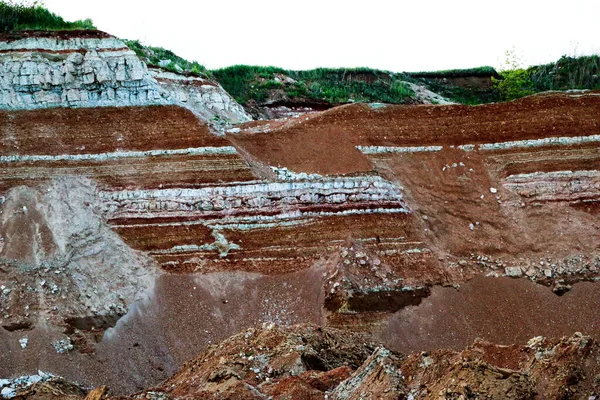 Toprağın jeolojik çalışmalarından sonra yer altındaki kil taş ocaklarının çeşitli katmanlarının dokuları. Toprağın bir bölümünde renkli kil ve taş katmanları, farklı kaya oluşumları ve toprak katmanları..