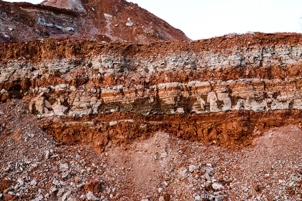 对粘土采石场地下各种黏土层的结构进行了地质研究 不同岩层及土层的彩色黏土及石料层 — 图库照片
