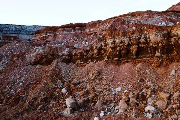 Toprağın jeolojik çalışmalarından sonra yer altındaki kil taş ocaklarının çeşitli katmanlarının dokuları. Toprağın bir bölümünde renkli kil ve taş katmanları, farklı kaya oluşumları ve toprak katmanları..