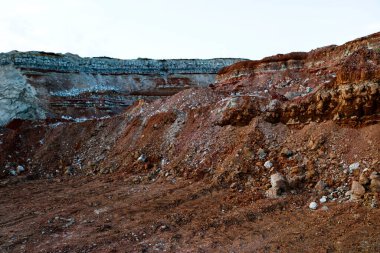 Toprağın jeolojik çalışmalarından sonra yer altındaki kil taş ocaklarının çeşitli katmanlarının dokuları. Toprağın bir bölümünde renkli kil ve taş katmanları, farklı kaya oluşumları ve toprak katmanları..
