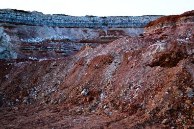 Toprağın jeolojik çalışmalarından sonra yer altındaki kil taş ocaklarının çeşitli katmanlarının dokuları. Toprağın bir bölümünde renkli kil ve taş katmanları, farklı kaya oluşumları ve toprak katmanları..