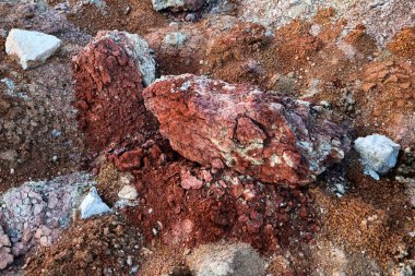 Toprağın jeolojik çalışmalarından sonra yer altındaki kil taş ocaklarının çeşitli katmanlarının dokuları. Toprağın bir bölümünde renkli kil ve taş katmanları, farklı kaya oluşumları ve toprak katmanları..