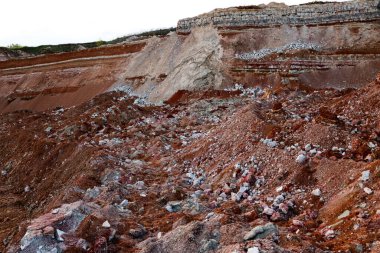 Toprak üzerinde yapılan jeolojik çalışmalardan sonra toprak altındaki kil katmanlarının dokuları. Toprağın bir bölümünde renkli kil ve taş katmanları, farklı kaya oluşumları ve toprak katmanları..