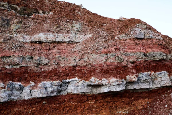 对粘土采石场地下各种黏土层的结构进行了地质研究 不同岩层及土层中的彩色黏土及石料层 — 图库照片