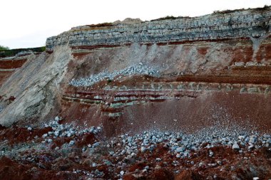 Toprağın jeolojik çalışmalarından sonra yer altındaki kil taş ocaklarının çeşitli katmanlarının dokuları. Toprağın bir bölümünde renkli kil ve taş katmanları, farklı kaya oluşumları ve toprak katmanları..