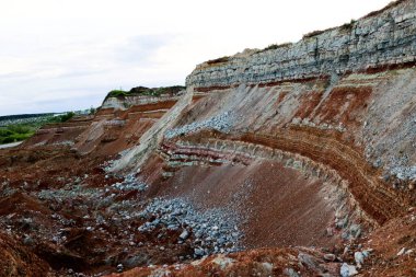 Toprağın jeolojik çalışmalarından sonra yer altındaki kil taş ocaklarının çeşitli katmanlarının dokuları. Toprağın bir bölümünde renkli kil ve taş katmanları, farklı kaya oluşumları ve toprak katmanları..