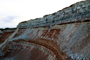Toprağın jeolojik çalışmalarından sonra yer altındaki kil taş ocaklarının çeşitli katmanlarının dokuları. Toprağın bir bölümünde renkli kil ve taş katmanları, farklı kaya oluşumları ve toprak katmanları..