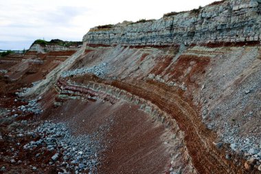 Toprağın jeolojik çalışmalarından sonra yer altındaki kil taş ocaklarının çeşitli katmanlarının dokuları. Toprağın bir bölümünde renkli kil ve taş katmanları, farklı kaya oluşumları ve toprak katmanları..