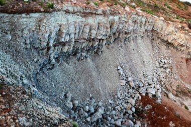 Toprağın jeolojik çalışmalarından sonra yer altındaki kil taş ocaklarının çeşitli katmanlarının dokuları. Toprağın bir bölümünde renkli kil ve taş katmanları, farklı kaya oluşumları ve toprak katmanları..