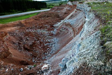 Toprağın jeolojik çalışmalarından sonra yer altındaki kil taş ocaklarının çeşitli katmanlarının dokuları. Toprağın bir bölümünde renkli kil ve taş katmanları, farklı kaya oluşumları ve toprak katmanları..