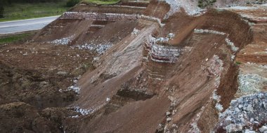 Toprağın jeolojik çalışmalarından sonra yer altındaki kil taş ocaklarının çeşitli katmanlarının dokuları. Toprağın bir bölümünde renkli kil ve taş katmanları, farklı kaya oluşumları ve toprak katmanları..