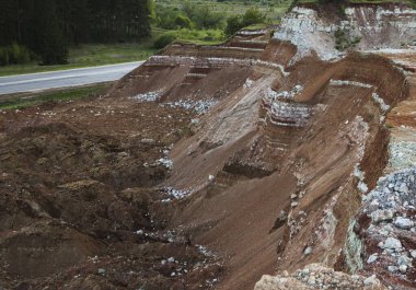 Toprağın jeolojik çalışmalarından sonra yer altındaki kil taş ocaklarının çeşitli katmanlarının dokuları. Toprağın bir bölümünde renkli kil ve taş katmanları, farklı kaya oluşumları ve toprak katmanları..