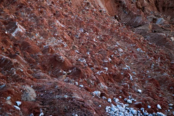 土の地質学的研究の後粘土採石場の地下の様々な粘土層のテクスチャ 粘土と石の層の色が地球の一部や岩の層や土壌の層で — ストック写真