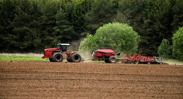 Gros Tracteur Avec Une Charrue Laboure Champ Avant Ensemencement Printanier — Photo