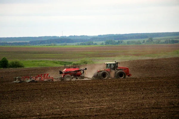 Ein Großer Traktor Mit Pflug Pflügt Vor Der Frühjahrsaussaat Ein — Stockfoto