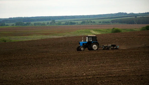 Duży Ciągnik Pługiem Oruje Pole Przed Wiosennym Siewem Roślin Uprawnych — Zdjęcie stockowe