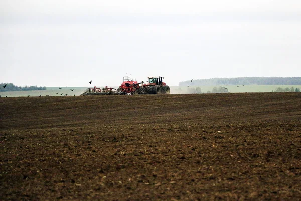 Tractor Grande Con Arado Arada Campo Antes Siembra Primavera Cultivos — Foto de Stock