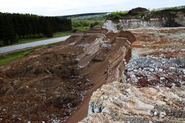Toprağın jeolojik çalışmalarından sonra yer altındaki kil taş ocaklarının çeşitli katmanlarının dokuları. Toprağın bir bölümünde renkli kil ve taş katmanları, farklı kaya oluşumları ve toprak katmanları..
