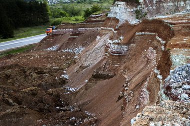 Toprağın jeolojik çalışmalarından sonra yer altındaki kil taş ocaklarının çeşitli katmanlarının dokuları. Toprağın bir bölümünde renkli kil ve taş katmanları, farklı kaya oluşumları ve toprak katmanları..
