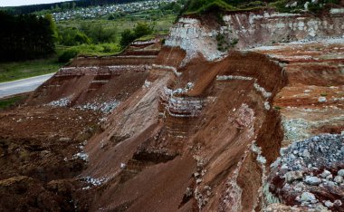 Toprağın jeolojik çalışmalarından sonra yer altındaki kil taş ocaklarının çeşitli katmanlarının dokuları. Toprağın bir bölümünde renkli kil ve taş katmanları, farklı kaya oluşumları ve toprak katmanları..