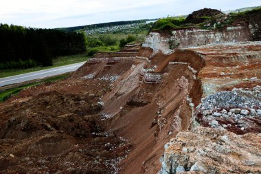 Toprağın jeolojik çalışmalarından sonra yer altındaki kil taş ocaklarının çeşitli katmanlarının dokuları. Toprağın bir bölümünde renkli kil ve taş katmanları, farklı kaya oluşumları ve toprak katmanları..