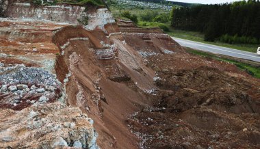 Toprağın jeolojik çalışmalarından sonra yer altındaki kil taş ocaklarının çeşitli katmanlarının dokuları. Toprağın bir bölümünde renkli kil ve taş katmanları, farklı kaya oluşumları ve toprak katmanları..