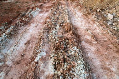 Toprağın jeolojik çalışmalarından sonra yer altındaki kil taş ocaklarının çeşitli katmanlarının dokuları. Toprağın bir bölümünde renkli kil ve taş katmanları, farklı kaya oluşumları ve toprak katmanları..