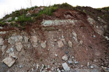 Toprağın jeolojik çalışmalarından sonra yer altındaki kil taş ocaklarının çeşitli katmanlarının dokuları. Toprağın bir bölümünde renkli kil ve taş katmanları, farklı kaya oluşumları ve toprak katmanları..
