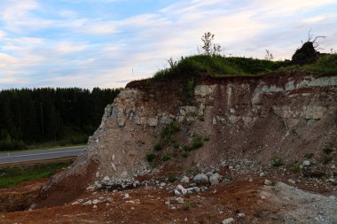 Toprağın jeolojik çalışmalarından sonra yer altındaki kil taş ocaklarının çeşitli katmanlarının dokuları. Toprağın bir bölümünde renkli kil ve taş katmanları, farklı kaya oluşumları ve toprak katmanları..