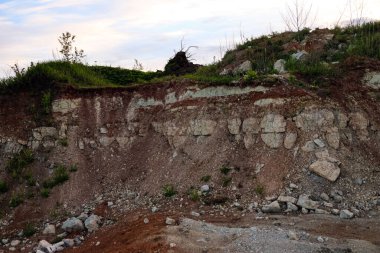 Toprağın jeolojik çalışmalarından sonra yer altındaki kil taş ocaklarının çeşitli katmanlarının dokuları. Toprağın bir bölümünde renkli kil ve taş katmanları, farklı kaya oluşumları ve toprak katmanları..