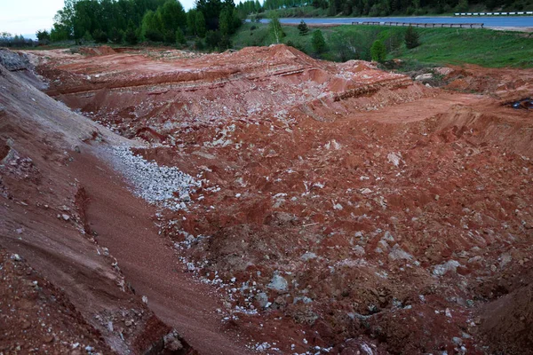 Toprağın jeolojik çalışmalarından sonra yer altındaki kil taş ocaklarının çeşitli katmanlarının dokuları. Toprağın bir bölümünde renkli kil ve taş katmanları, farklı kaya oluşumları ve toprak katmanları..