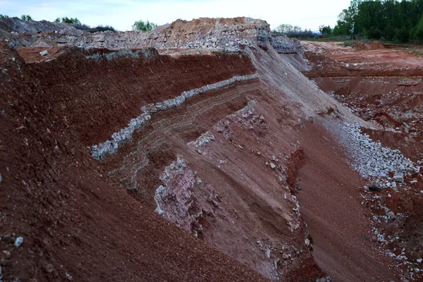 Toprağın jeolojik çalışmalarından sonra yer altındaki kil taş ocaklarının çeşitli katmanlarının dokuları. Toprağın bir bölümünde renkli kil ve taş katmanları, farklı kaya oluşumları ve toprak katmanları..