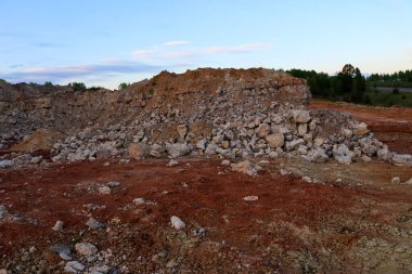 Toprağın jeolojik çalışmalarından sonra yer altındaki kil taş ocaklarının çeşitli katmanlarının dokuları. Toprağın bir bölümünde renkli kil ve taş katmanları, farklı kaya oluşumları ve toprak katmanları..