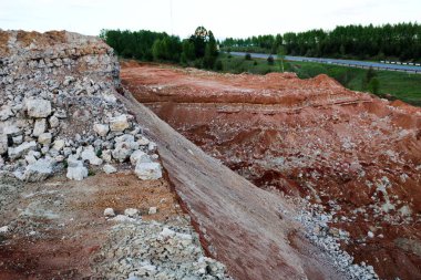 Toprağın jeolojik çalışmalarından sonra yer altındaki kil taş ocaklarının çeşitli katmanlarının dokuları. Toprağın bir bölümünde renkli kil ve taş katmanları, farklı kaya oluşumları ve toprak katmanları..